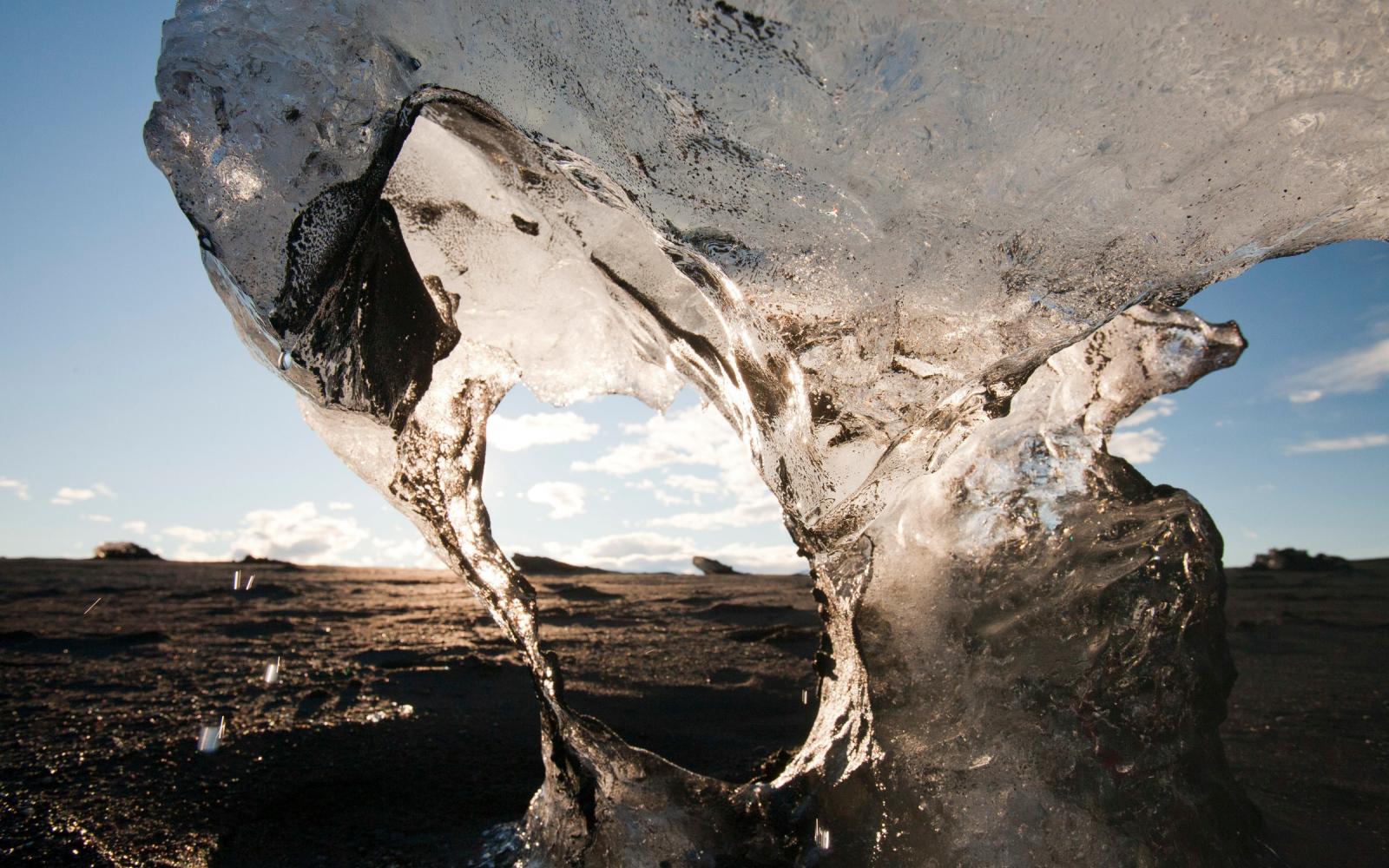 Fonte d'un iceberg au lagon de glace Jokulsarlon (Icelande)
