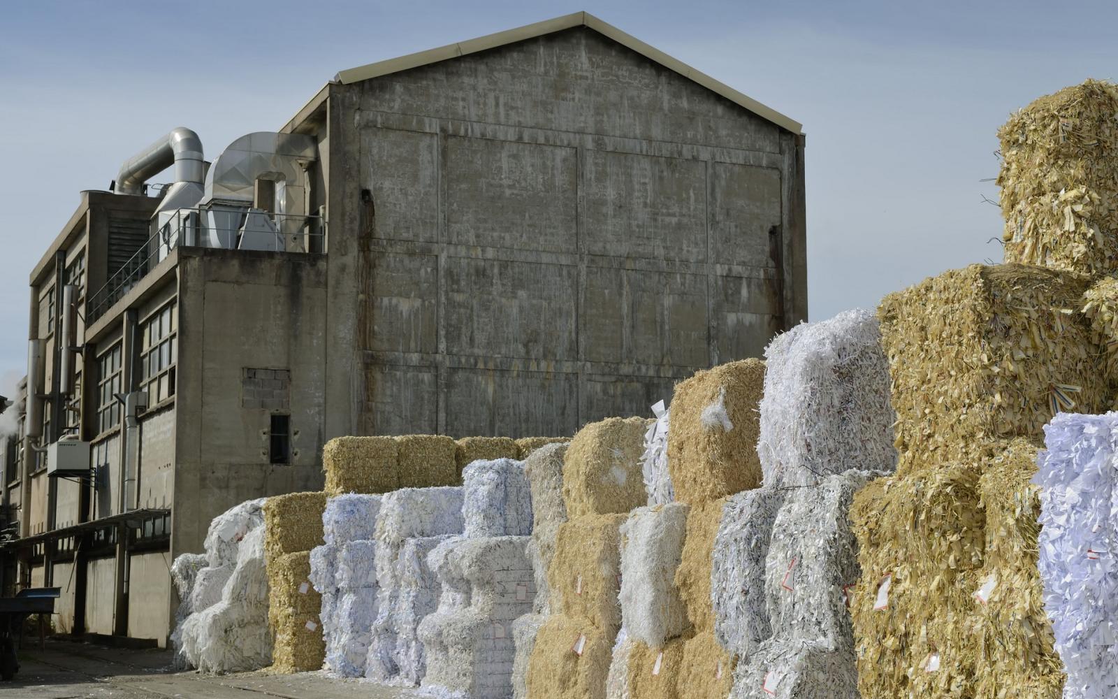 Stock de papier pour le recyclage dans une papeterie en France