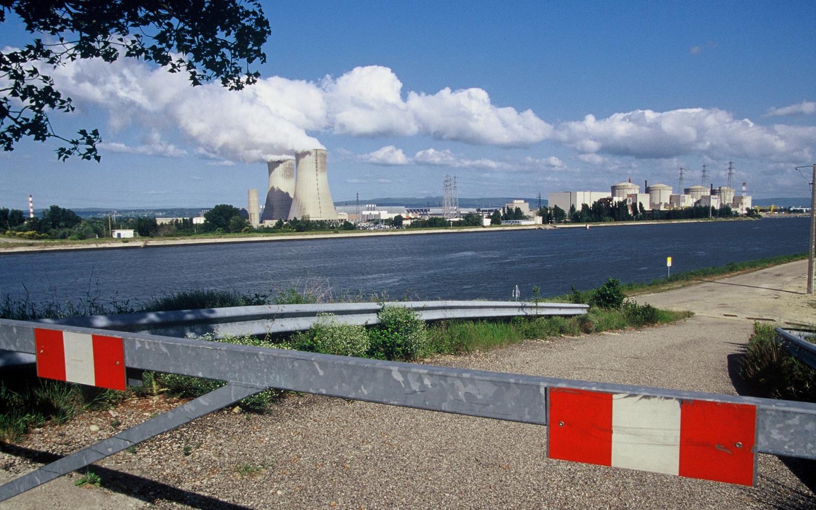 Centrale nucléaire le long du Rhône (France)