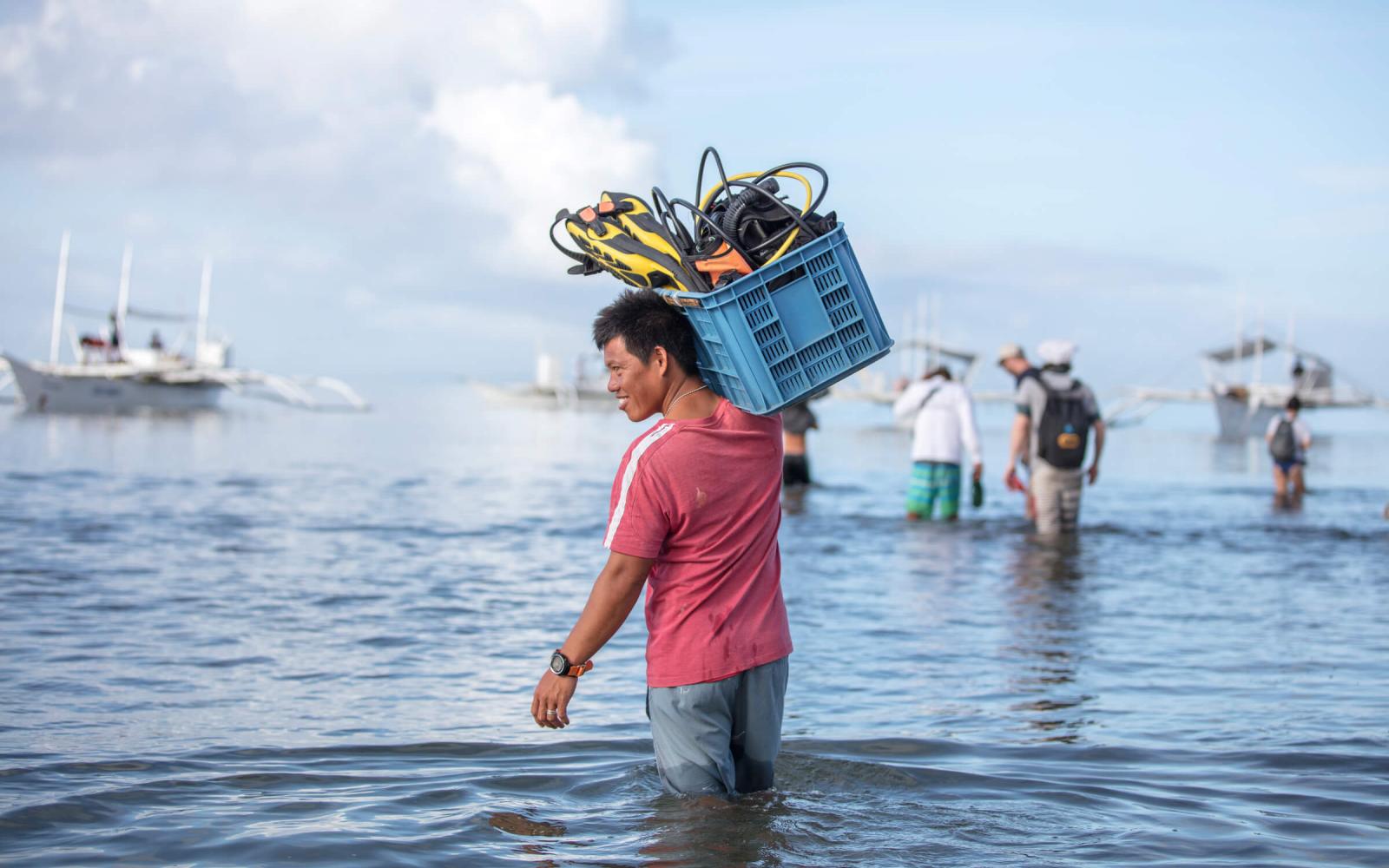 Un moniteur de plongée s'apprête à partir en mer pour observer des requins-baleines à Donsol, Philippines