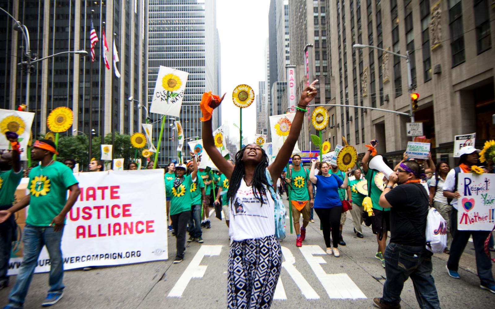 Une jeune femme marchant dans une des rues de New York, Etats-Unis 