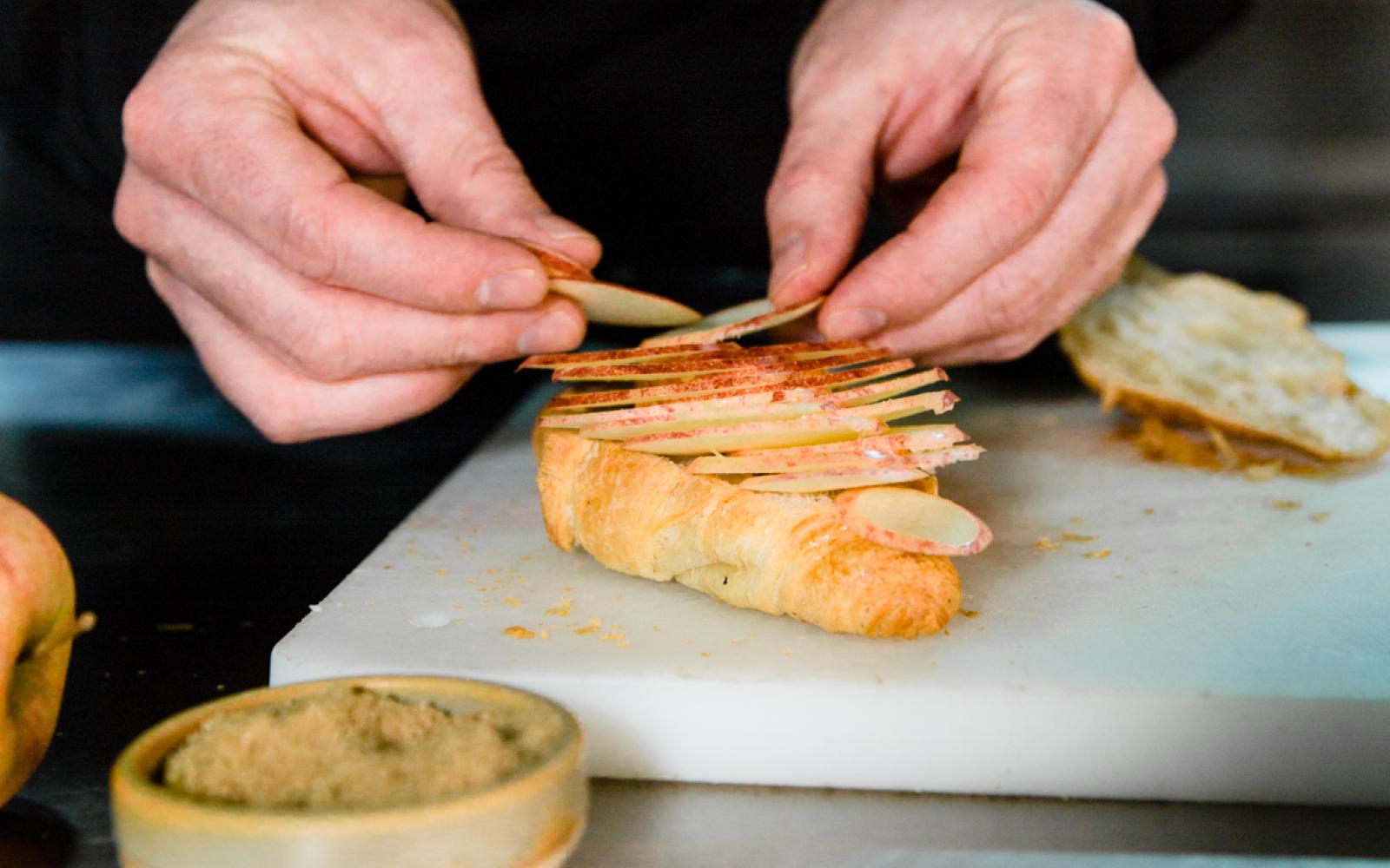 Florent Ladeyn dispose les pommes sur le croissant