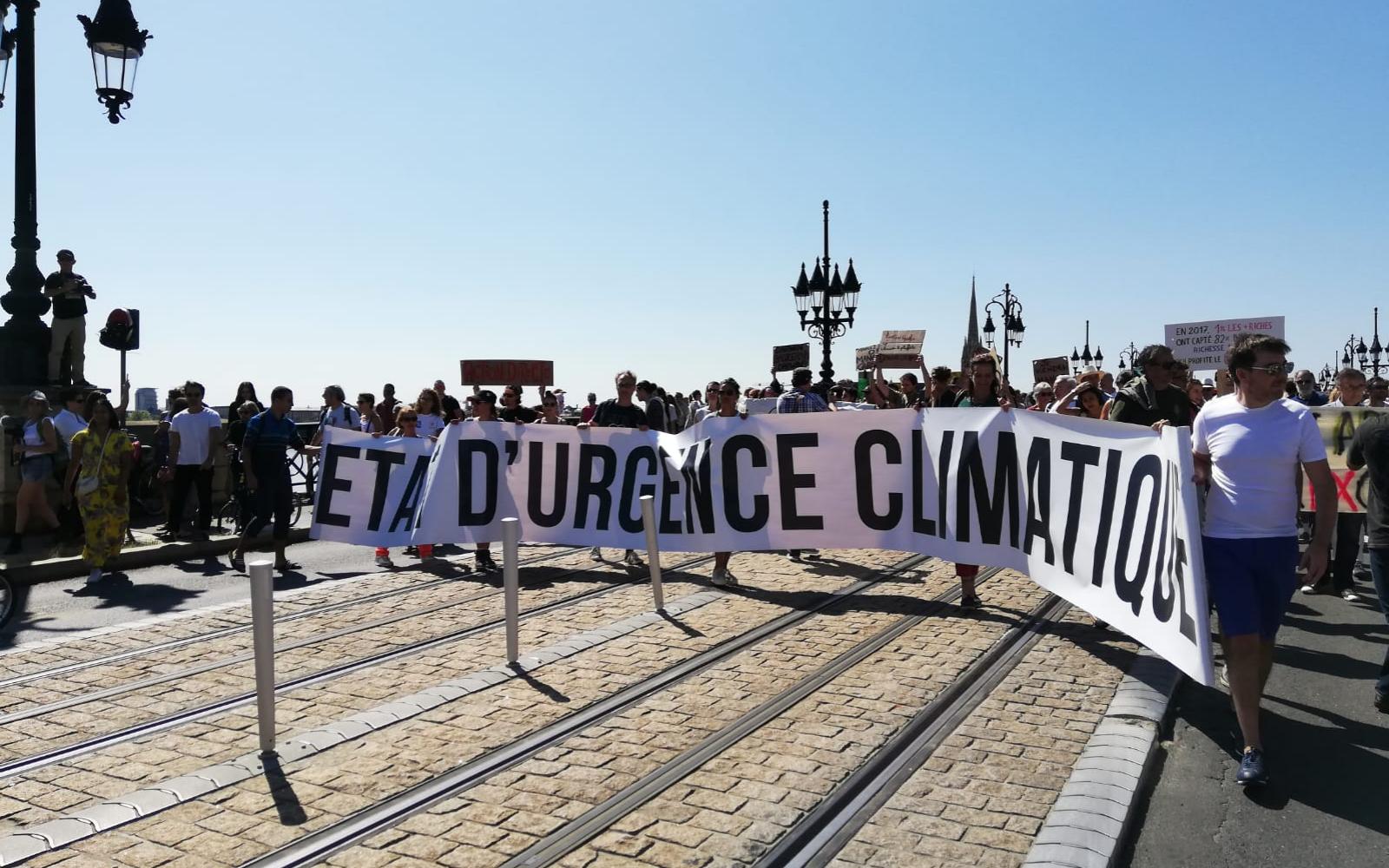Des citoyens marchent pour le climat à Bordeaux