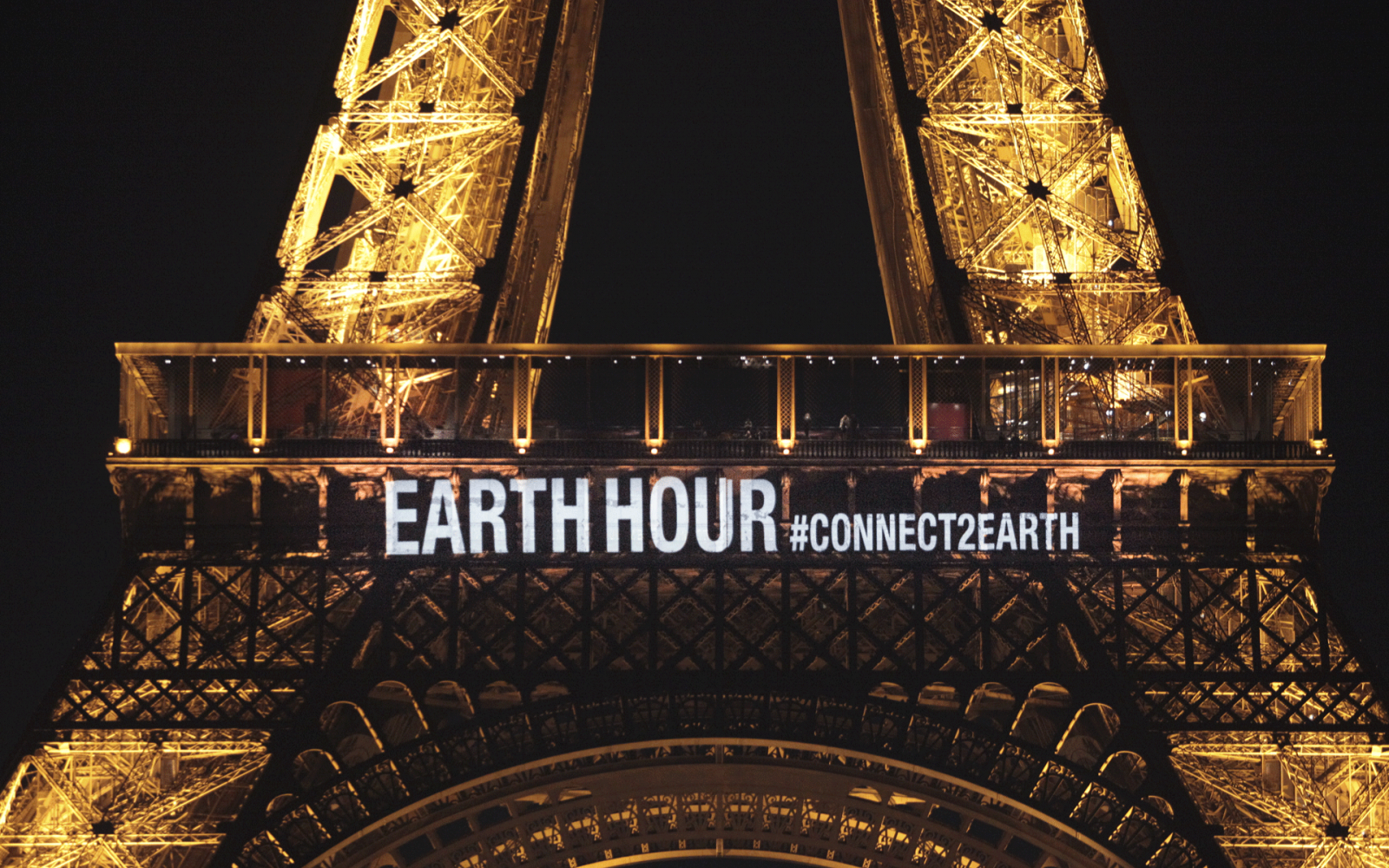 Earth Hour est inscrit sur la Tour Eiffel, quelques heures avant que celle-ci s'éteigne, le 30 mars à 20h30