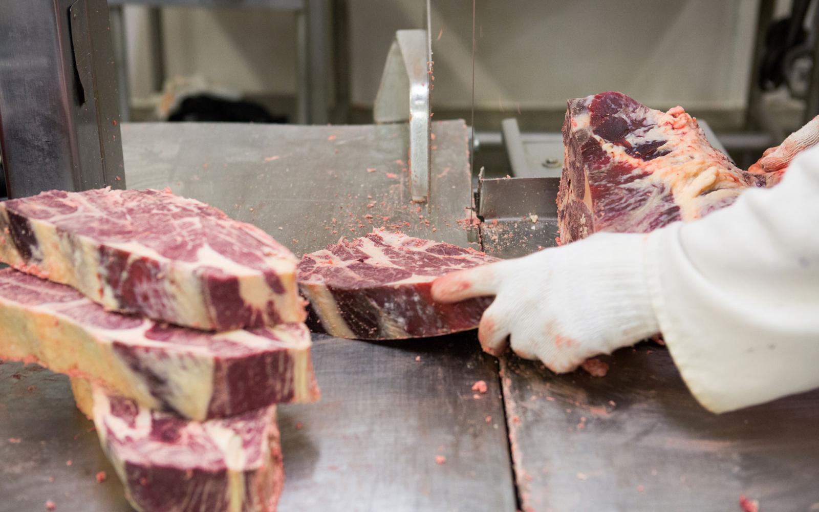 Eugene Haverkamp prépare des pavés de bœuf dans le marché Fischer's Thriftway, Muenster, Texas, Etats-Unis.