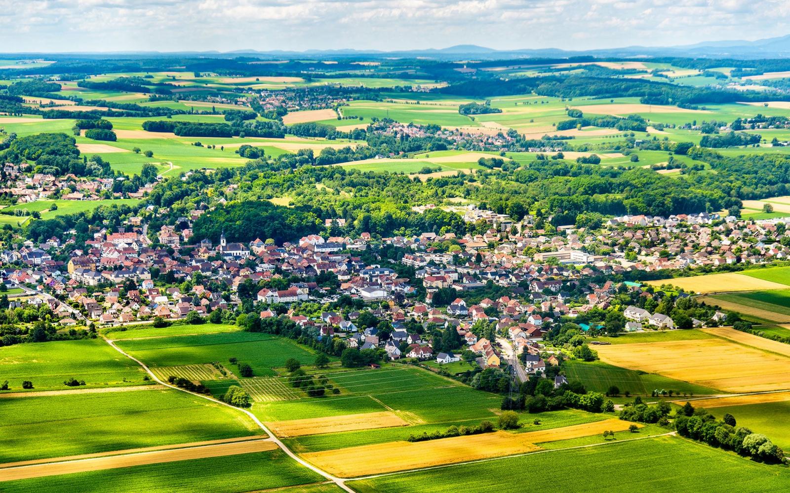 Une ville en campagne vue du ciel