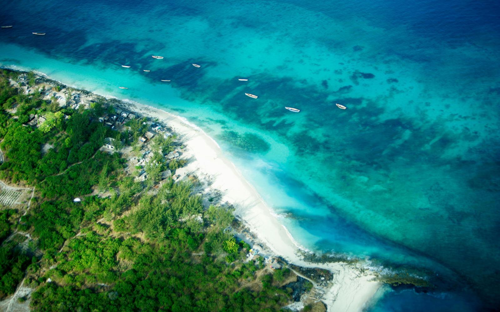 Vue aérienne de la côte de l'île Nyororo, archipel des îles Mafia, Seychelles