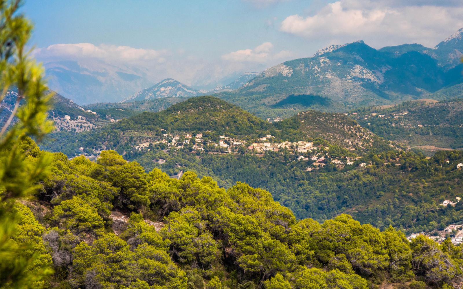 Paysage d'un village de l'arrière pays niçois, France