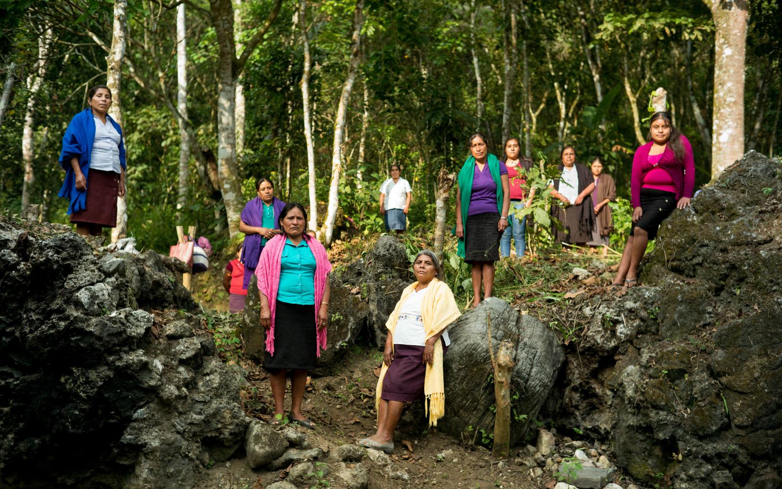 Femmes mexicaines posant dans leur plantation de vanille