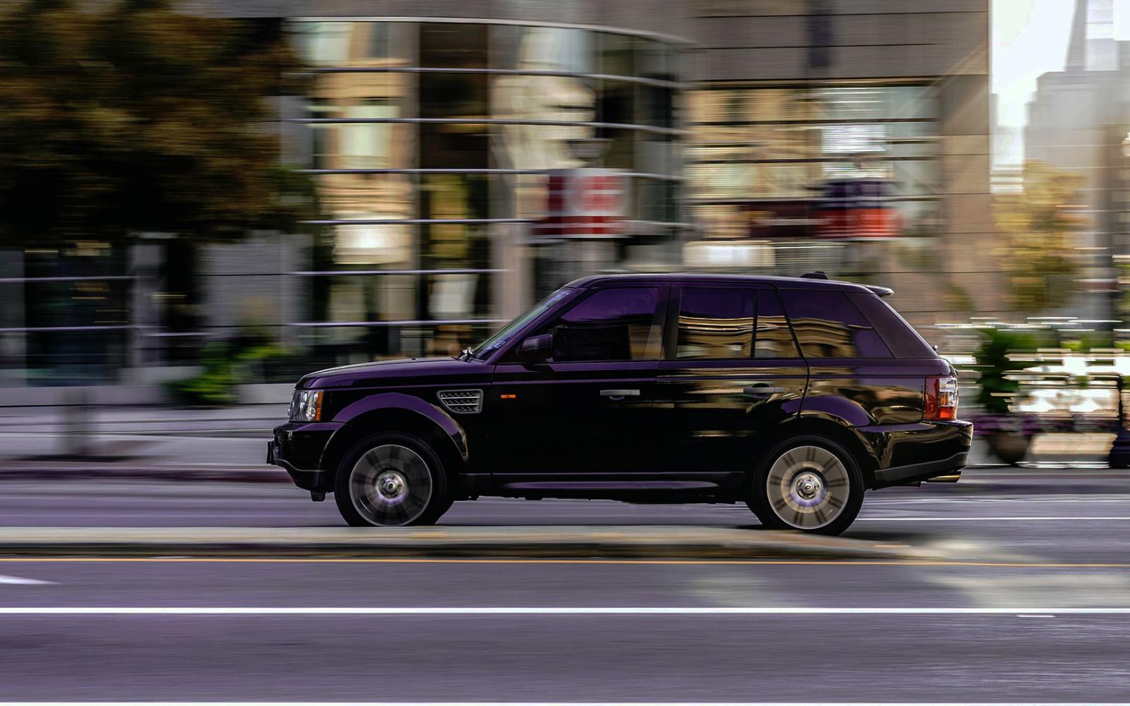 Image d'un SUV en train de rouler, fond flou