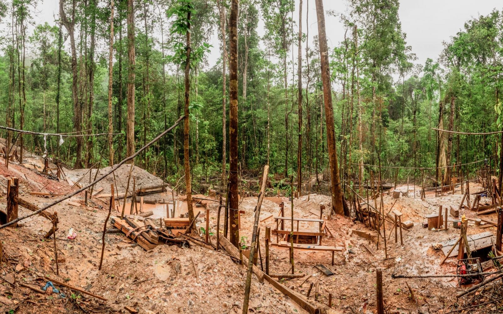 Site d'orpaillage illégal en Guyane
