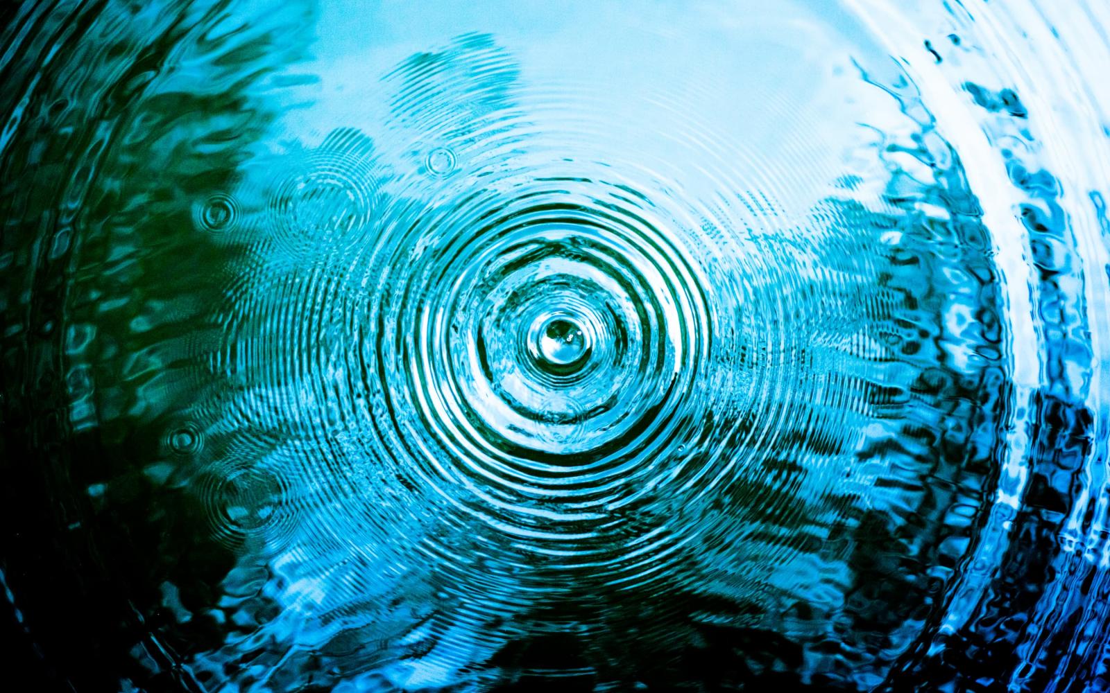 Vue de dessus Gros plan des anneaux d'eau bleue, reflets circulaires dans la piscine.