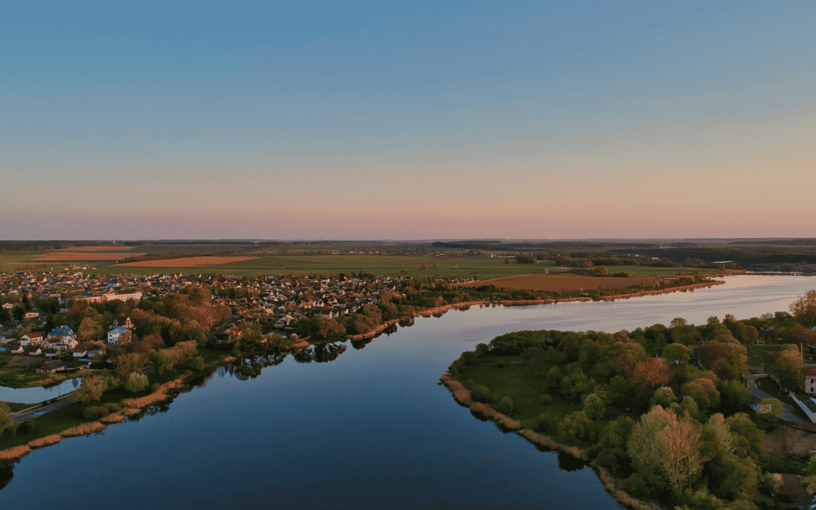 Rivière village champs