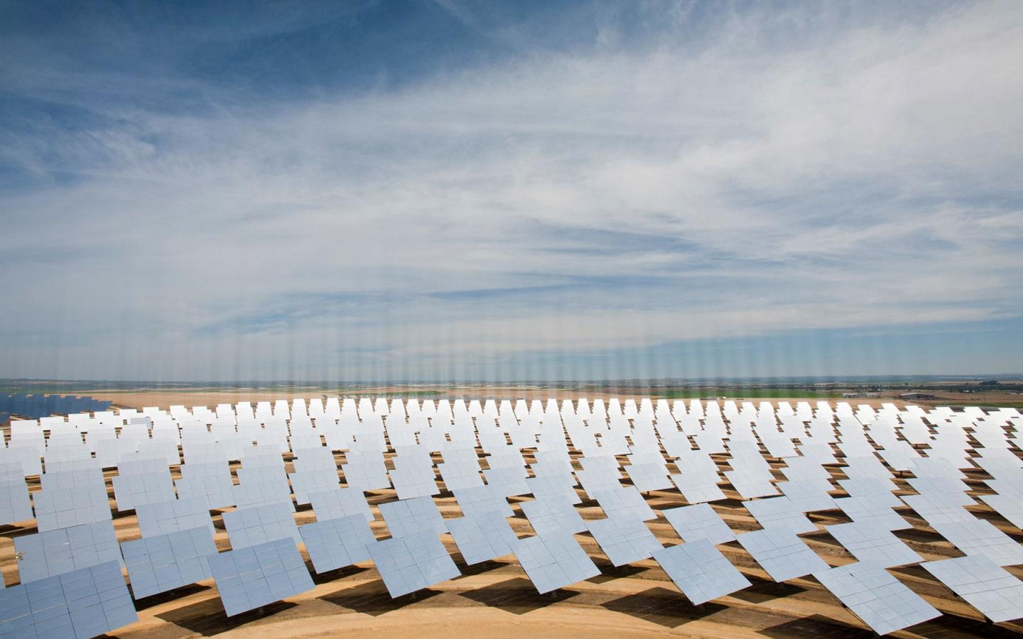 Larges miroirs qui alimentent une tour solaire, l'unique dans le monde