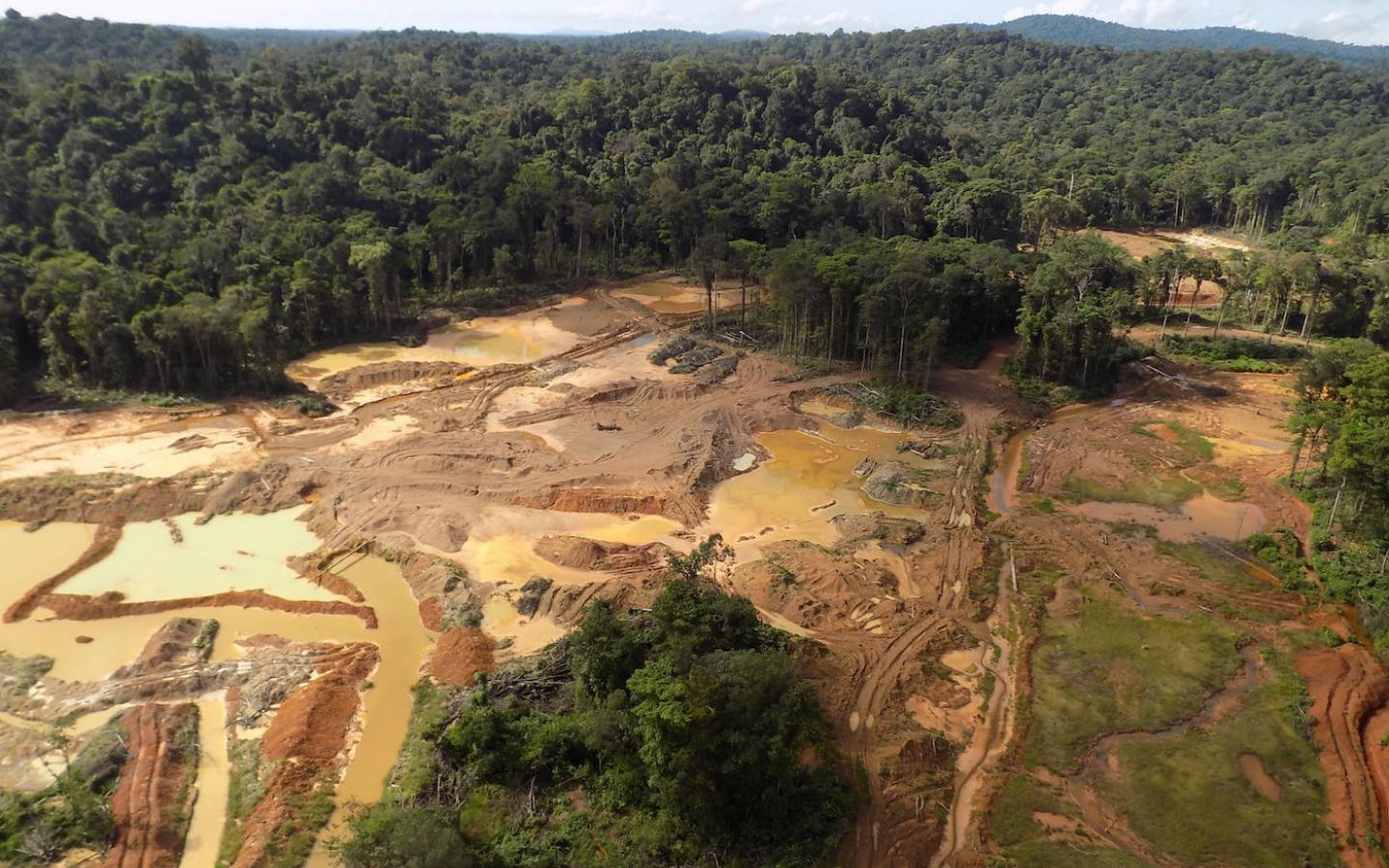 Vue aérienne en Guyane d'un site d'orpaillage illégal