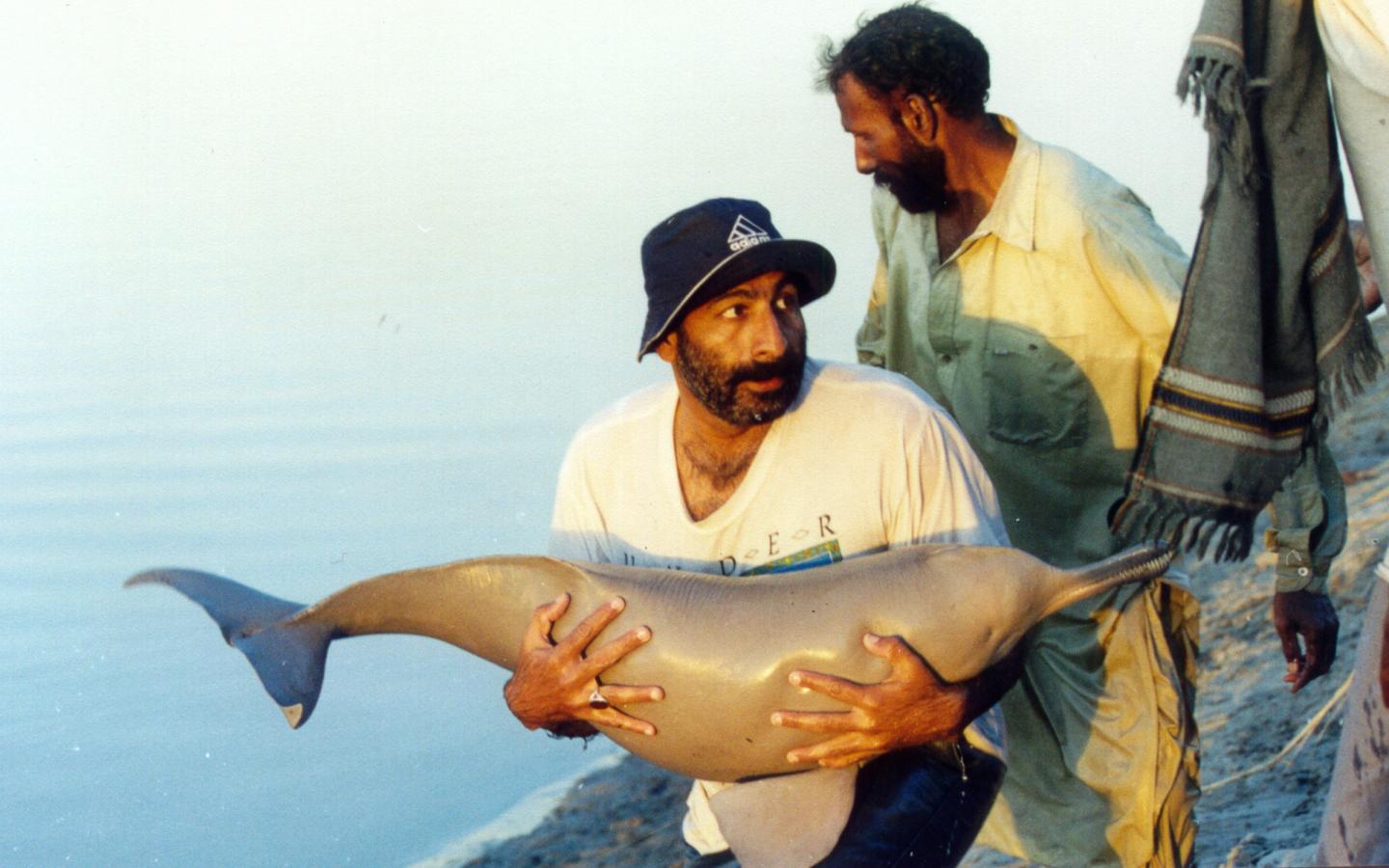 L'équipe du Sindh Wildlife Department venant en aide à une dauphin de l'Indus (Pakistan)