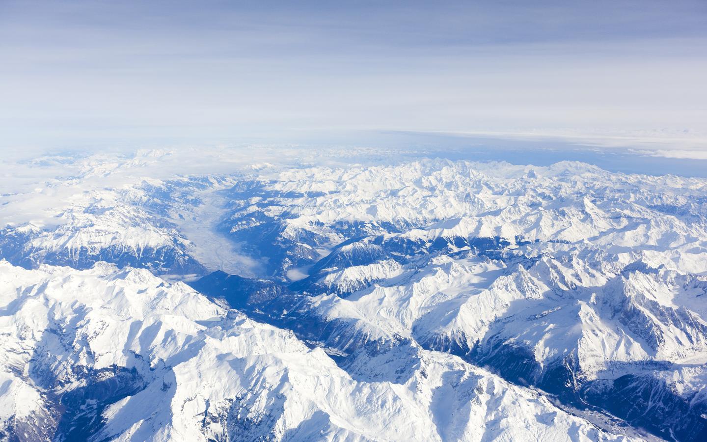 Vue aérienne de la chaîne des Alpes en Haute-Savoie (France)
