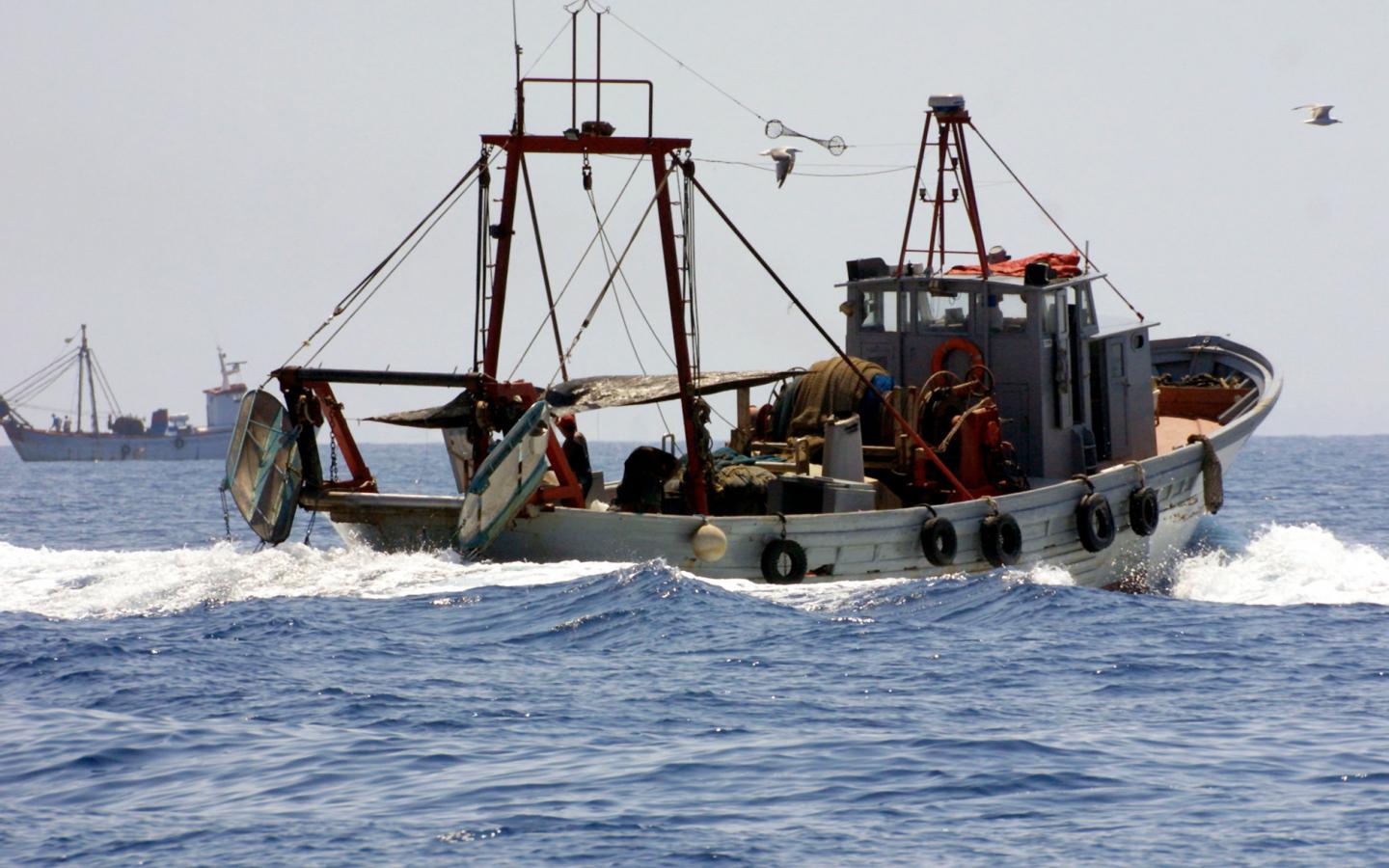 Chalutier sur la mer Méditérranée