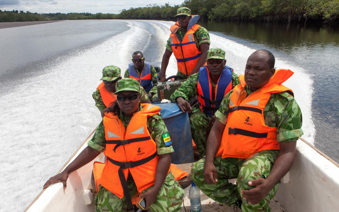 Patrouille d'éco-gardes gabonais luttant contre la pêche illégale