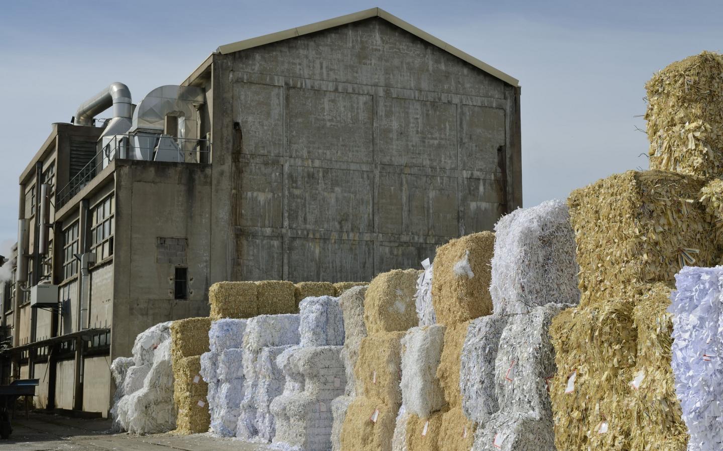 Stock de papier pour le recyclage dans une papeterie en France