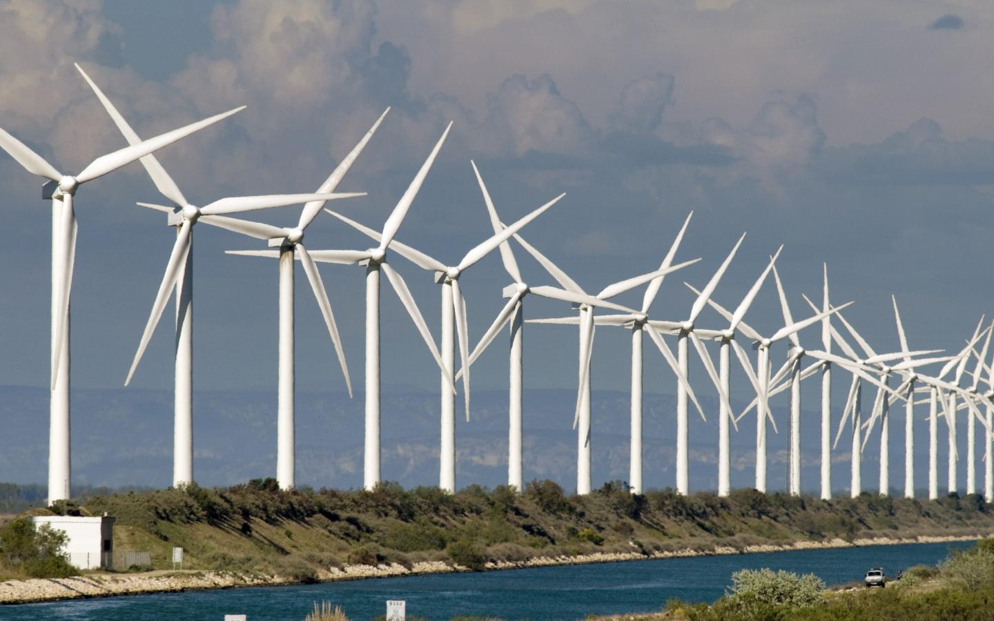 Eoliennes au bord du canal du Rhône Plaine de la Crau, France