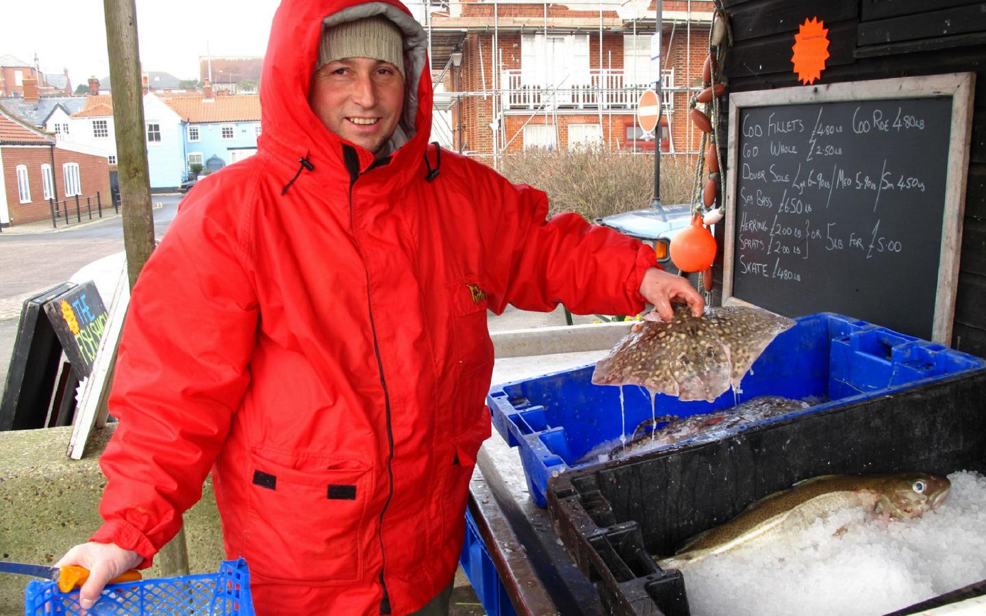 Poissonnier devant son étale à Aldeburgh (Royaume Uni)