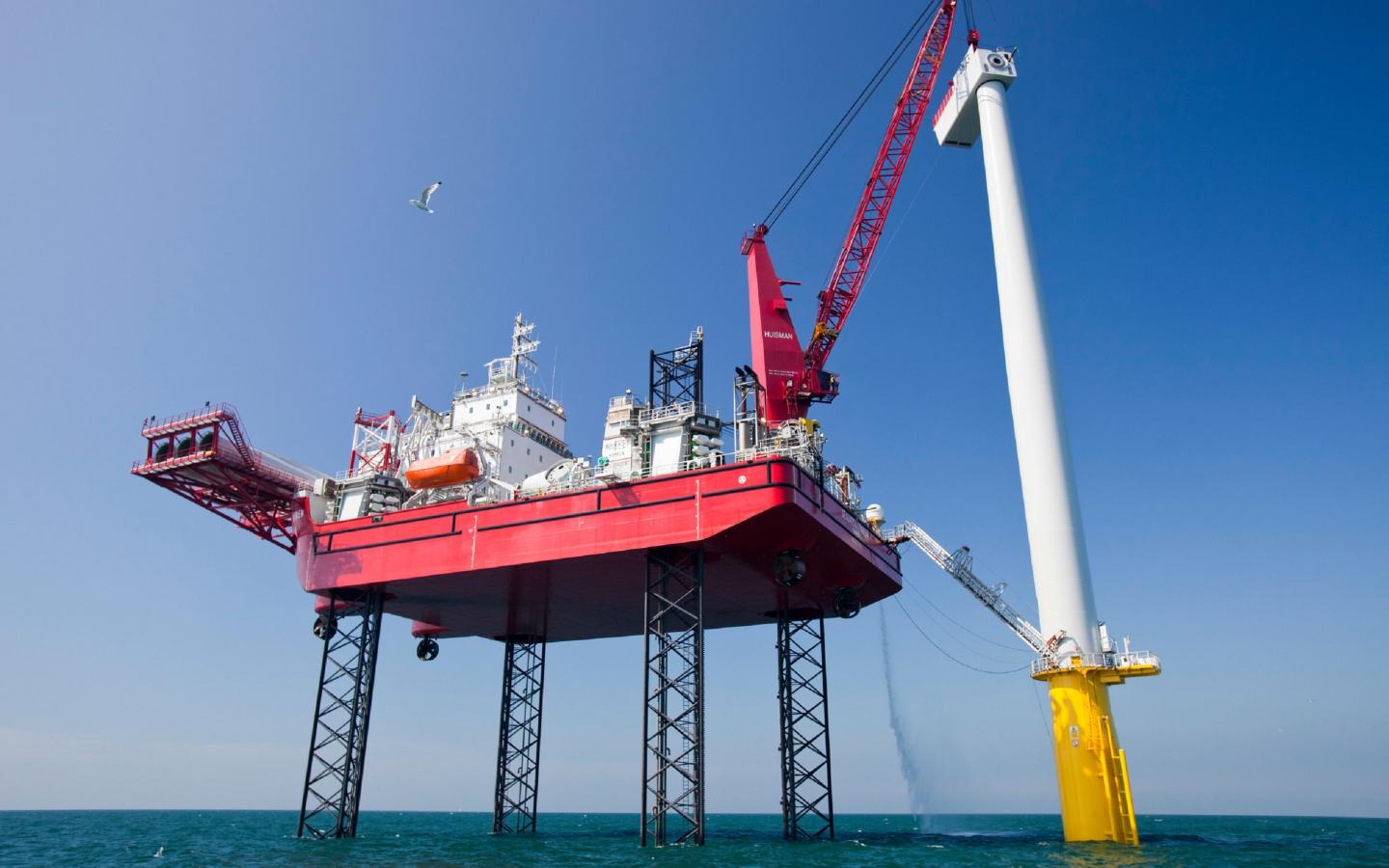 Construction d'une éolienne offshore Construction d'une éolienne offshore dans les eaux britaniques (Royaume-Uni)