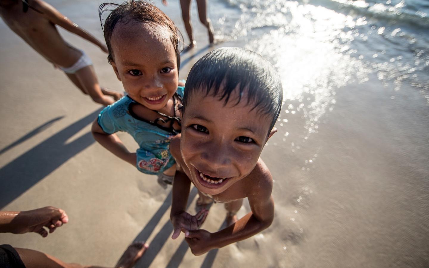 Enfants sur la plage Simpang Mengayau dans le Tun Mustapha Park 
