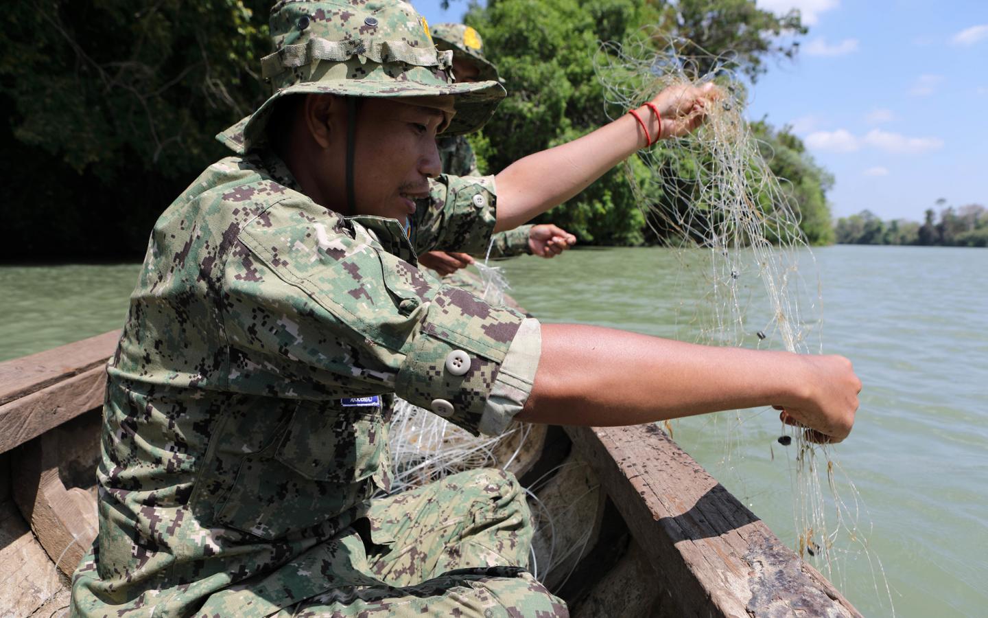 Ranger en patrouille contre la pêche illégale (Cambodge)
