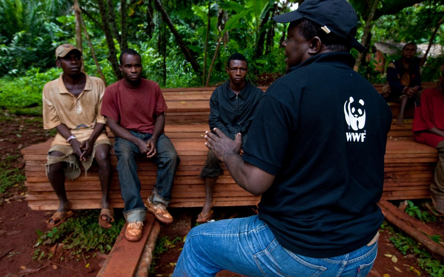 Alphonse Ngniado, chargé de programme forêt WWF, s'entretient avec des membres de la population Baka à l'est du Cameroun