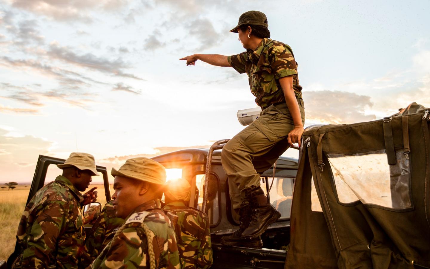 Dr. Asuka Takita, vétérinaire, et ses collègues rangers en patrouille dans la Réserve nationale de Maasai Mara (Kenya)