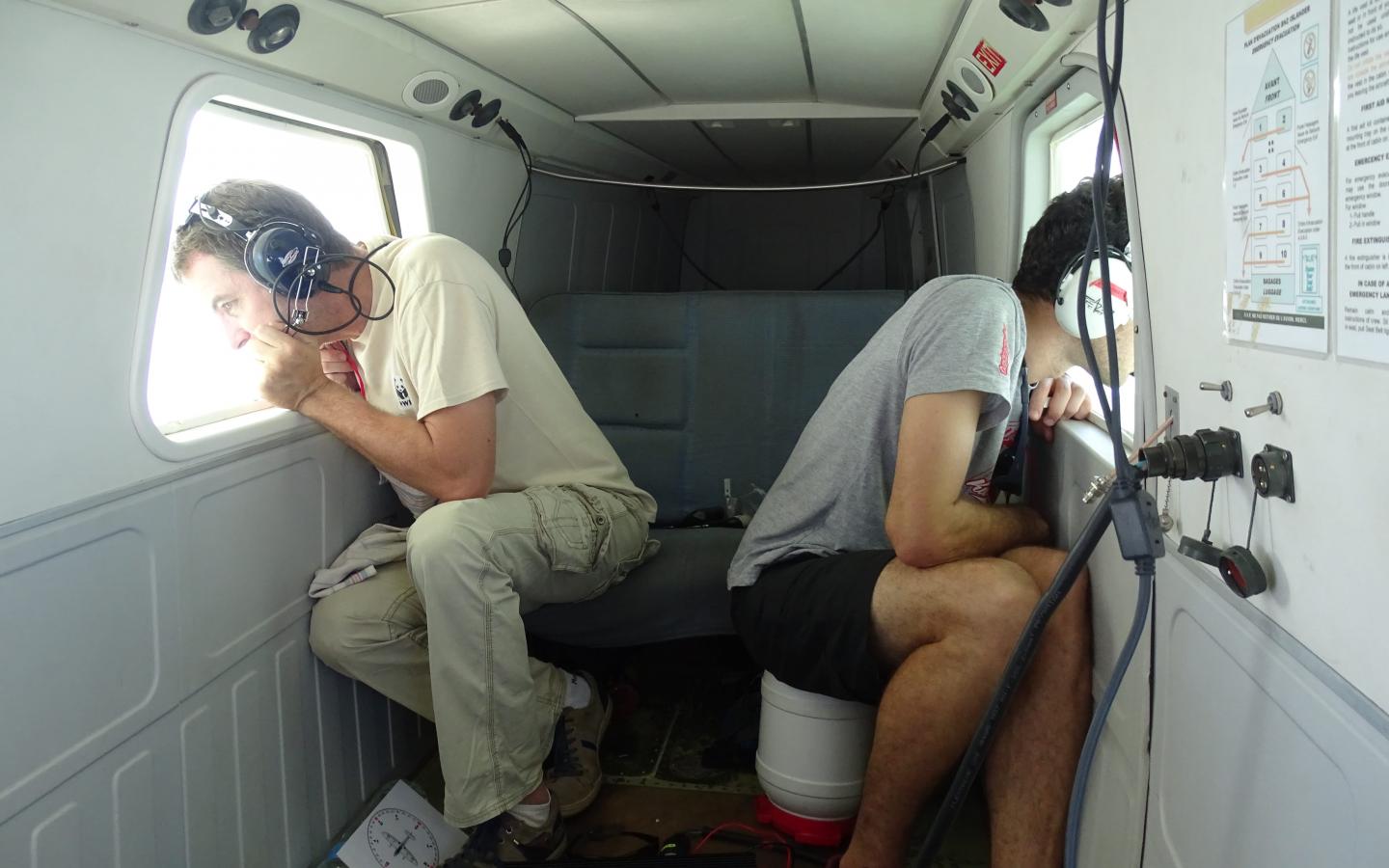 Equipe du WWF dans un hélicoptère lors d'un survol aérien pour la reconnaissance des dauphins de Guyane