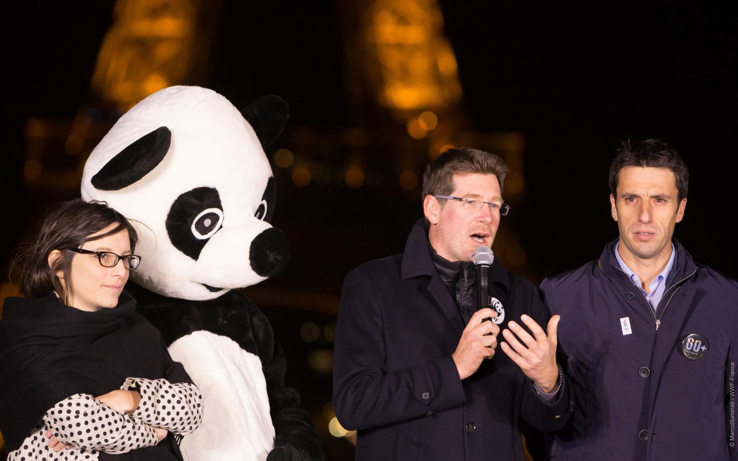 Pascal Canfin fait un discours devant la Tour Eiffel pour Earth Hour (France)
