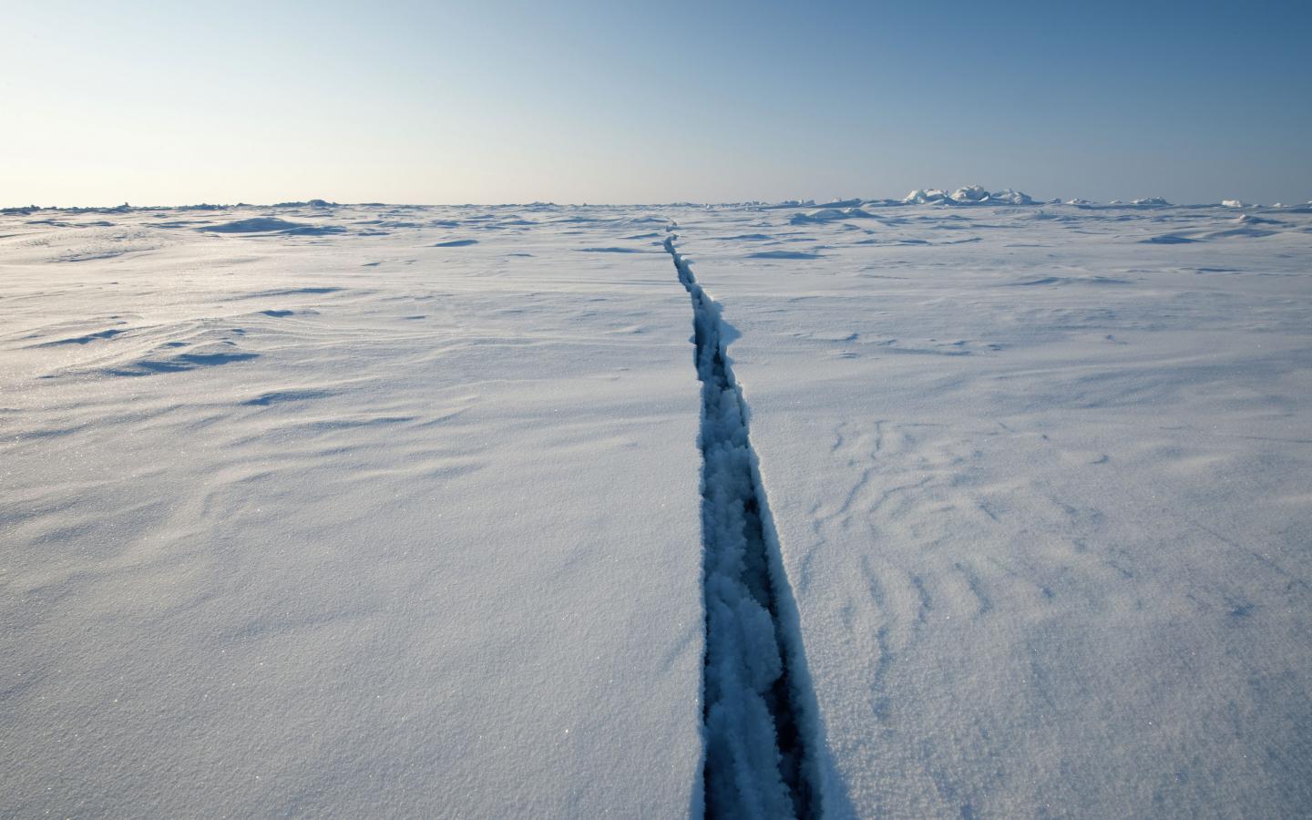 Fissure sur la glace dans l'océan Antarctique
