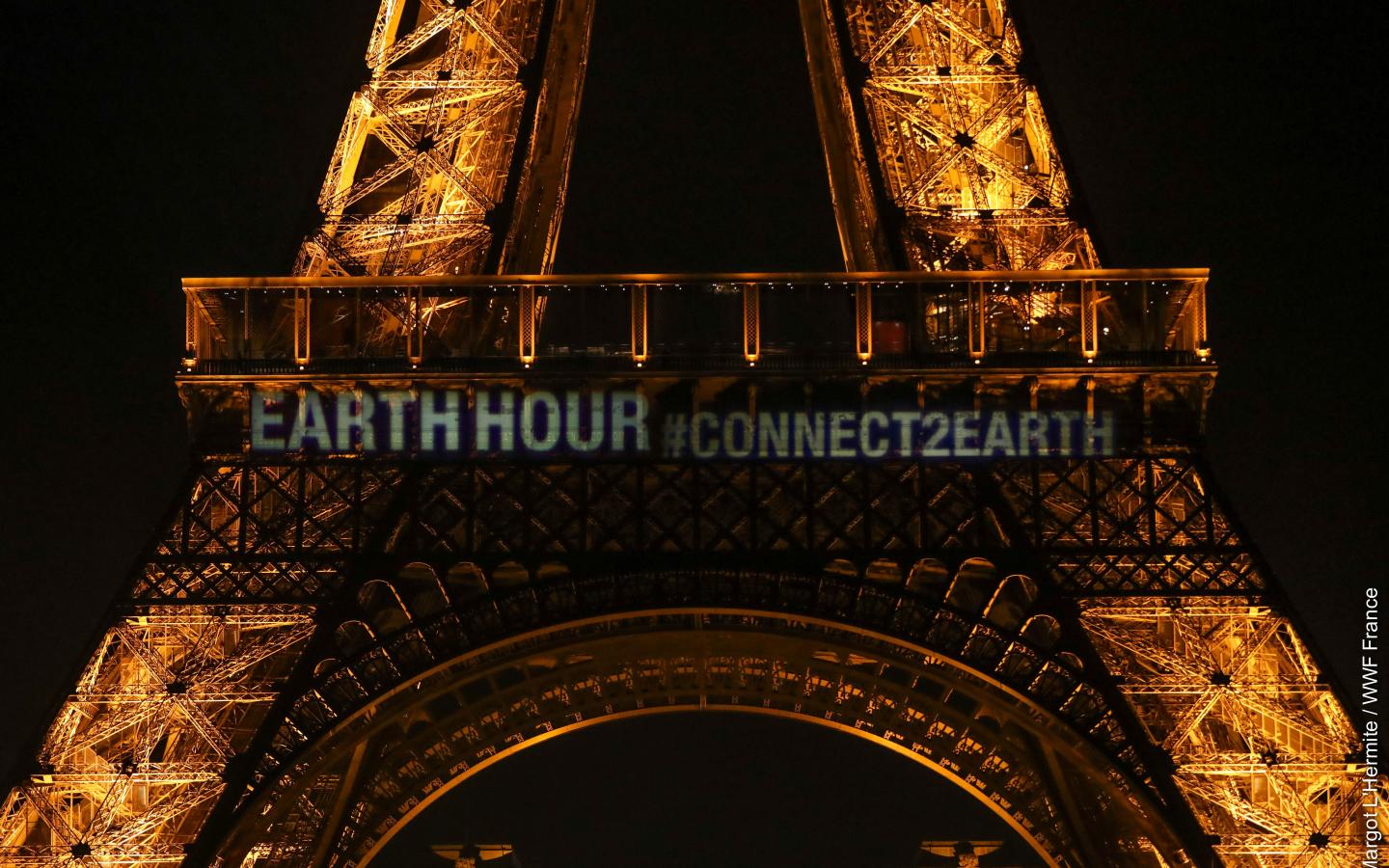 Vue sur la Tour Eiffel avec le hashtag connect2earth, Paris (France)