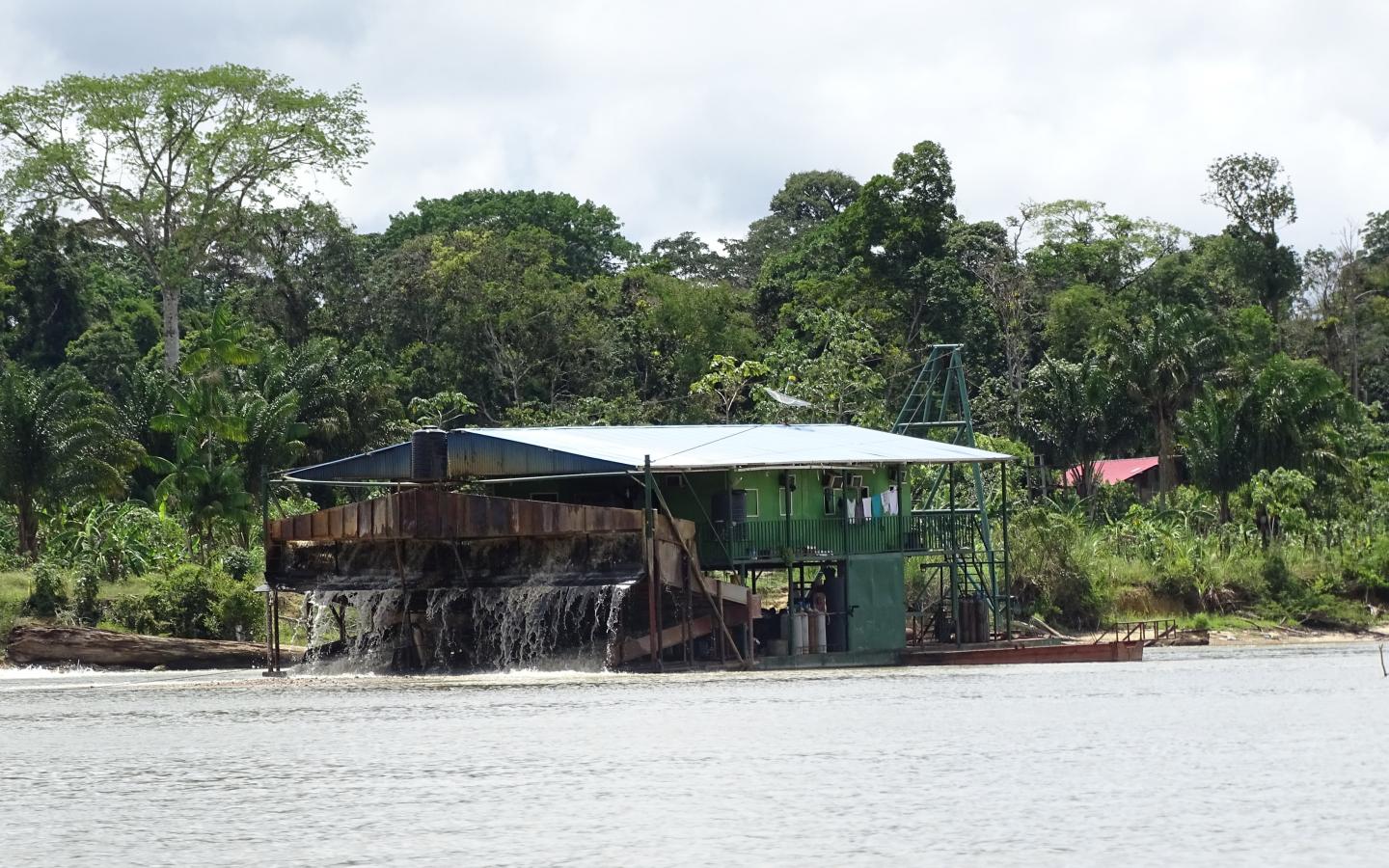 Barge d'orpaillage illégal sur un fleuve en Amazonie (Guyane, France)
