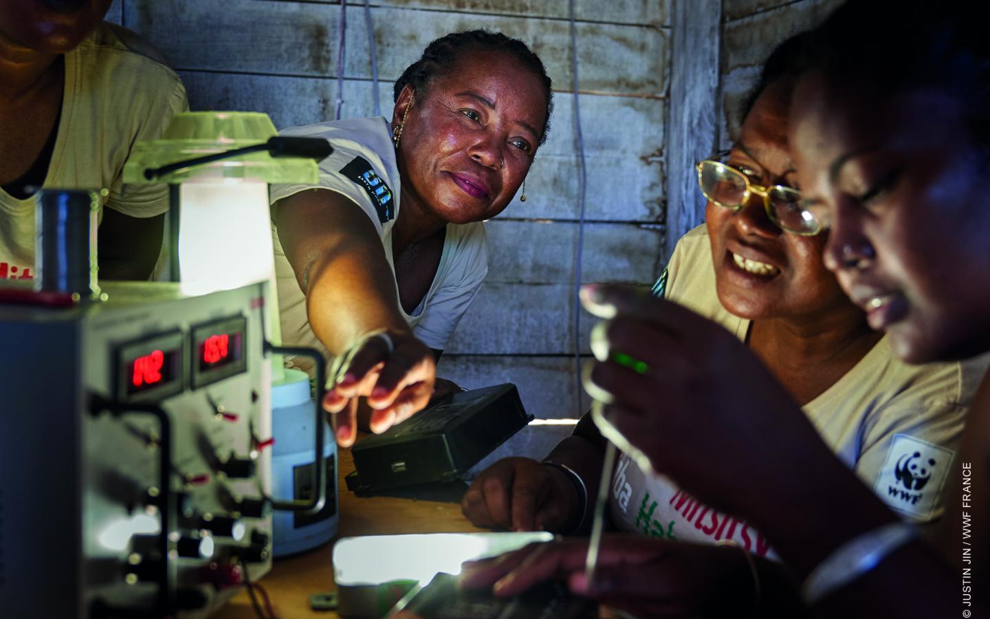 Les grands-mères "solaires" travaillent à l'installation de batteries, de régulateurs et lampes LED
