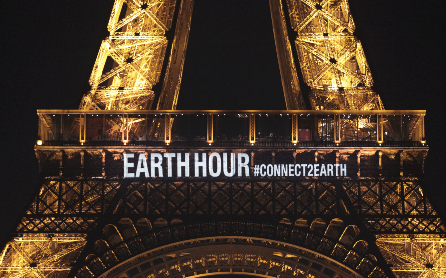 Earth Hour est inscrit sur la Tour Eiffel, quelques heures avant que celle-ci s'éteigne, le 30 mars à 20h30