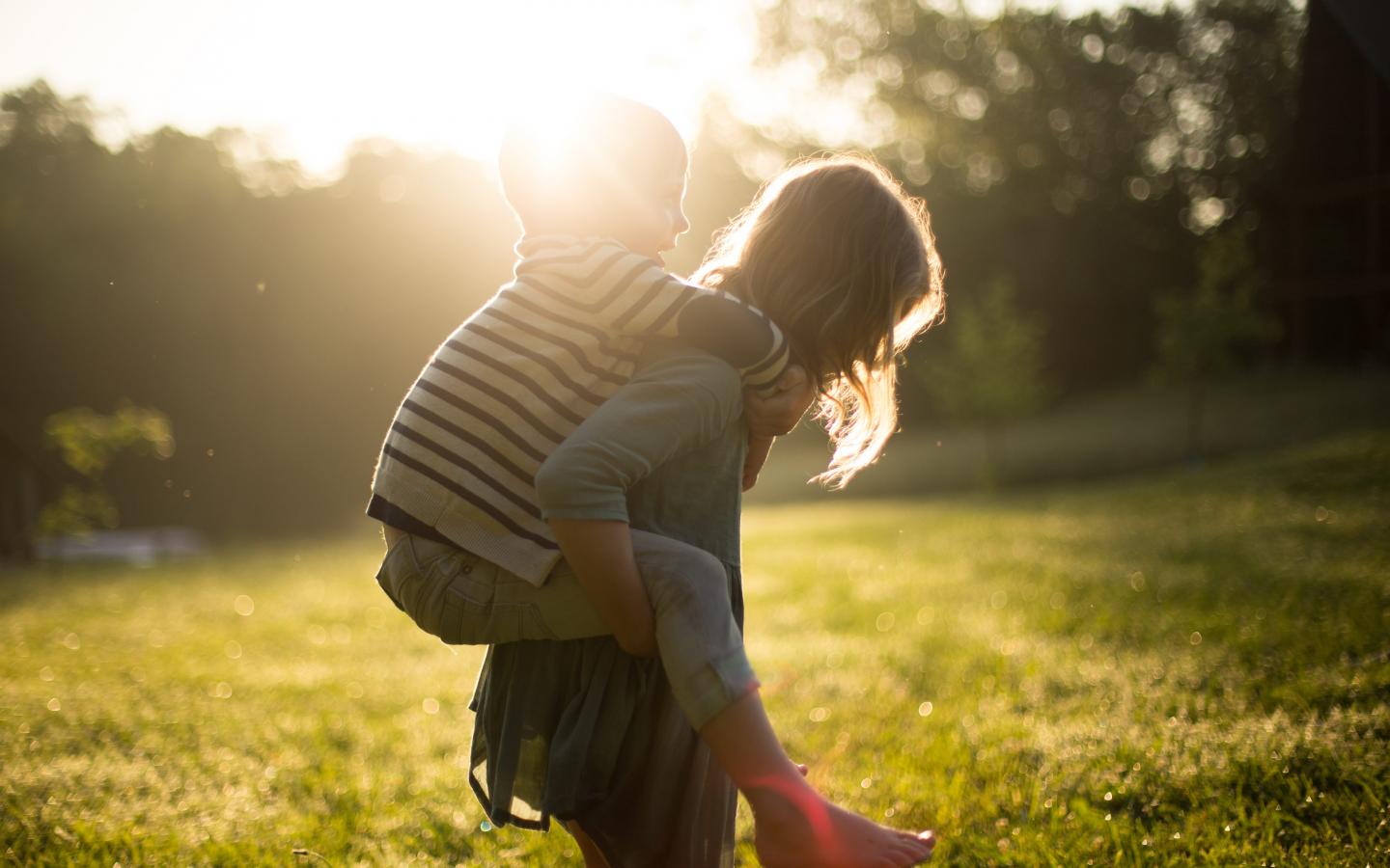 Deux enfants jouent ensemble