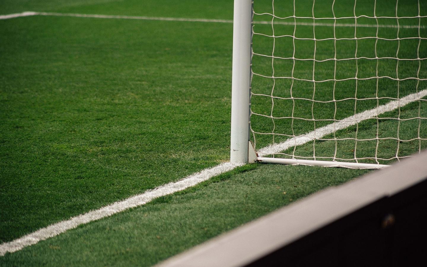 Focus sur les cages d'un terrain de football