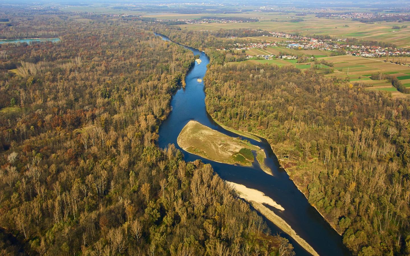 La rivière Mura vue du ciel, Slovénie.