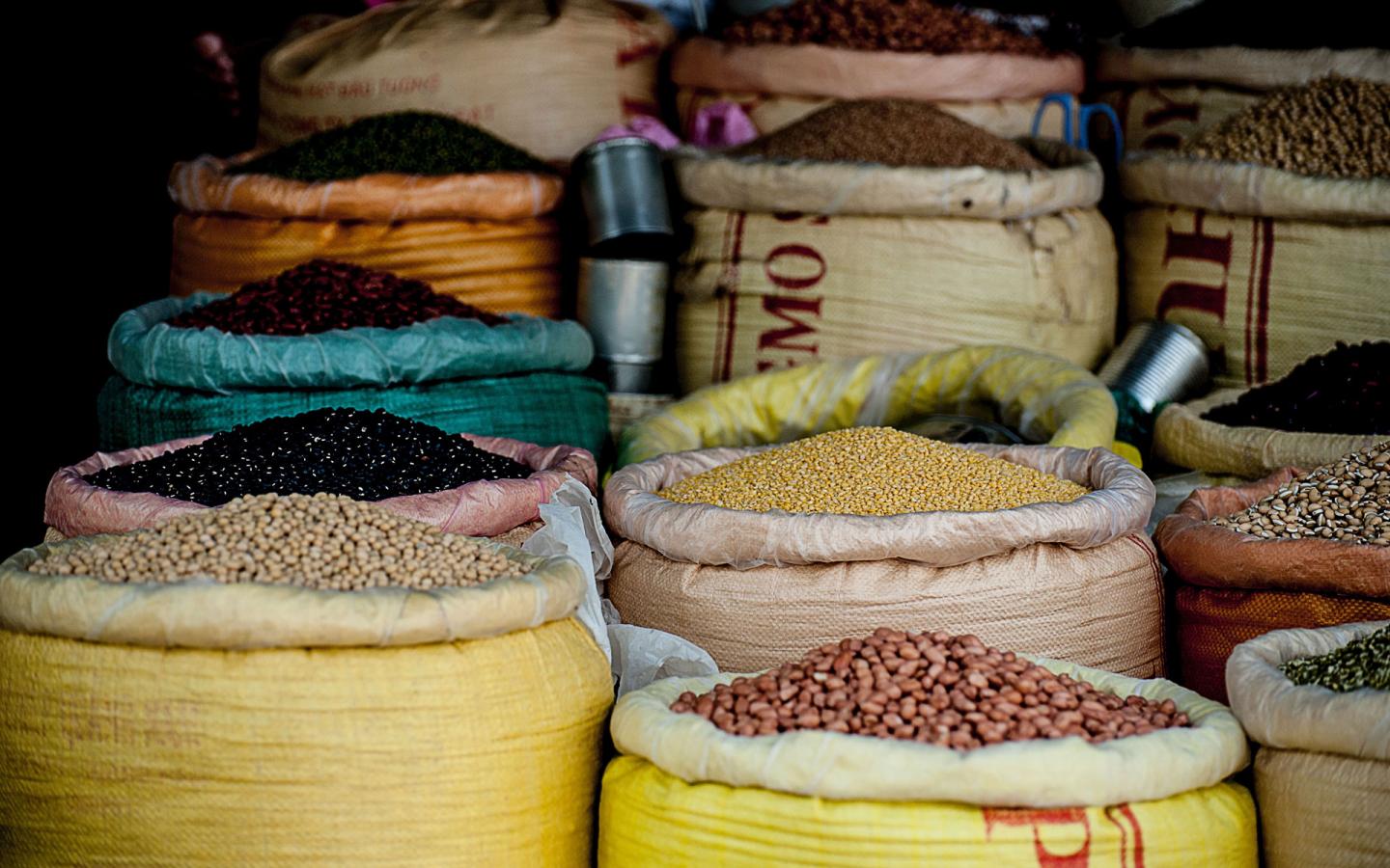 Légumineuses en vrac dans un marché