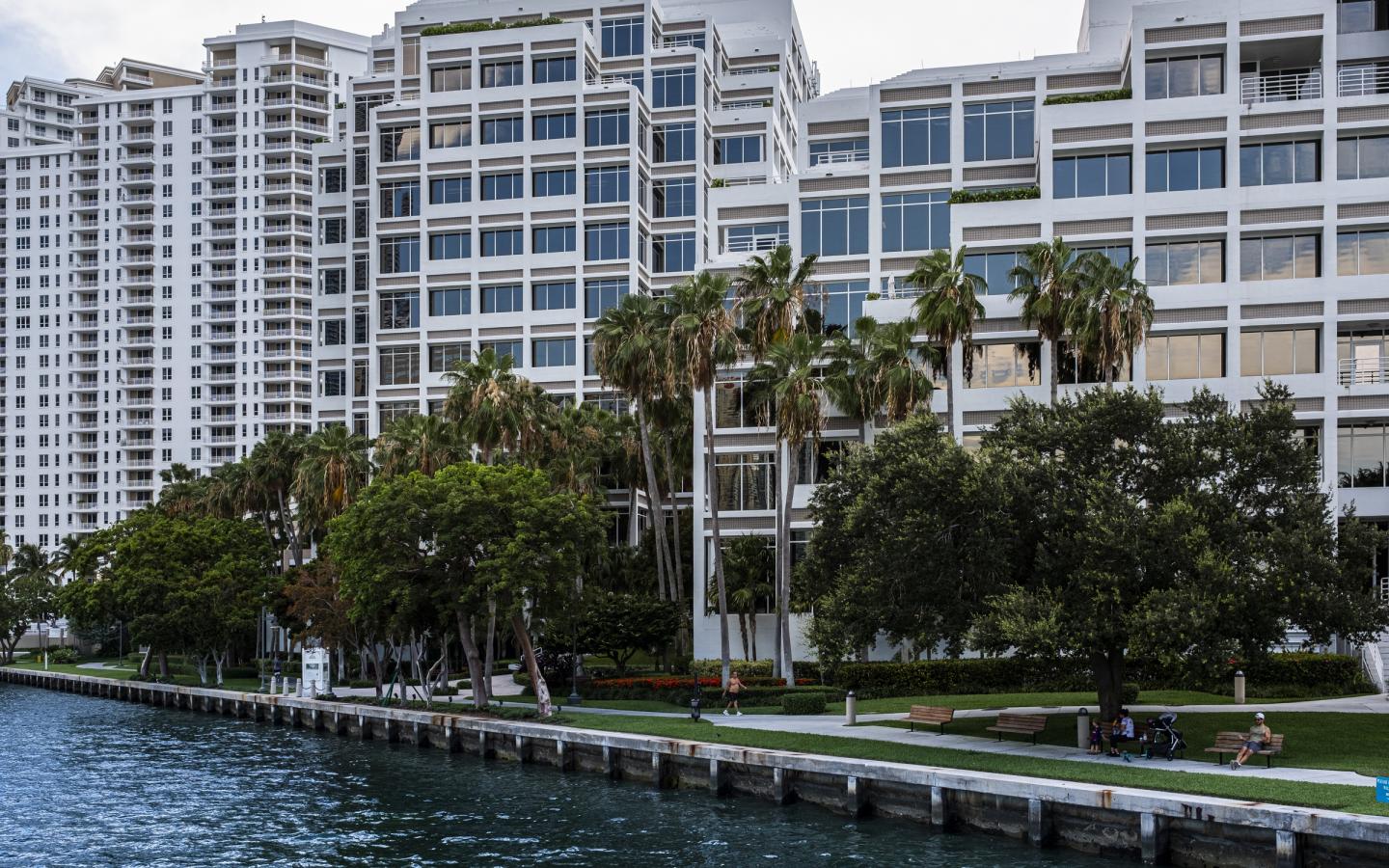 Vue générale d'un parc urbain au premier plan avec en fond des immeubles. (Miami)