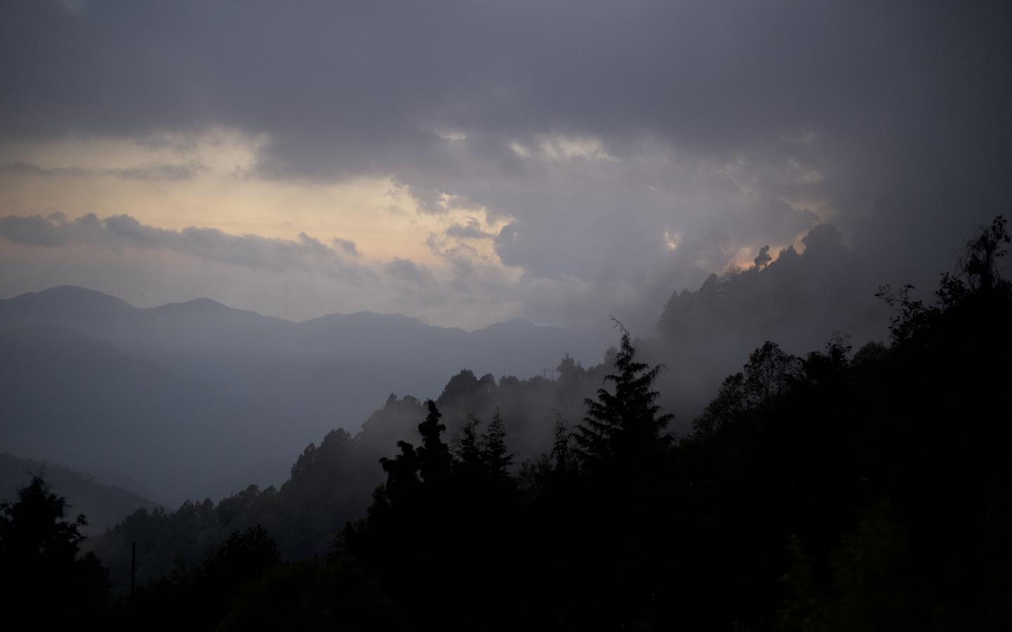 Vue aérienne de la montagne Sierra Sur couverte de nuages à San Miguel Suchixtepec, Oaxaca (Mexique)
