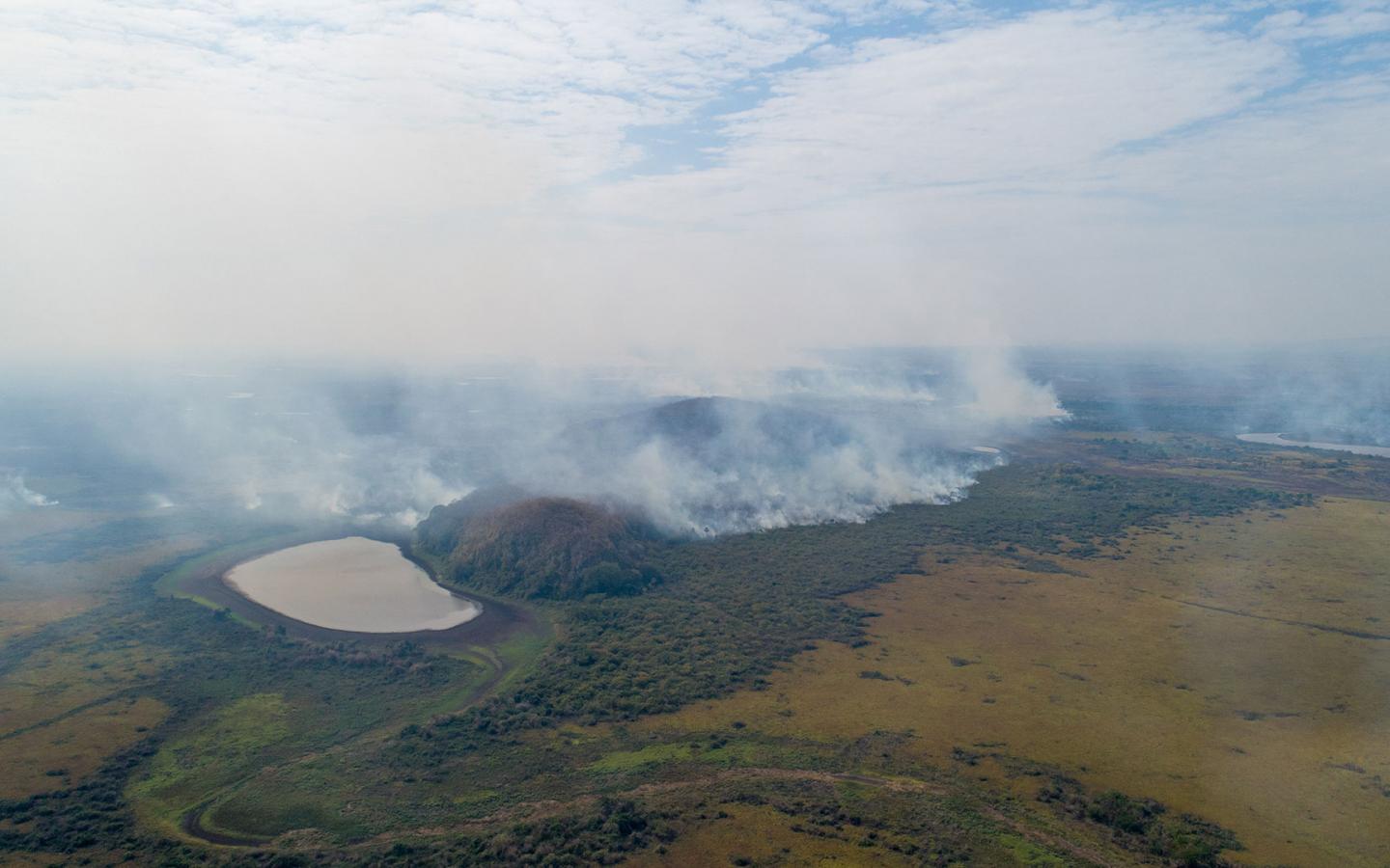 Photographie aérienne des feux au Pantanal prise le 31/07/2020 vers Corumbá, sud du Mato Grosso, Brésil