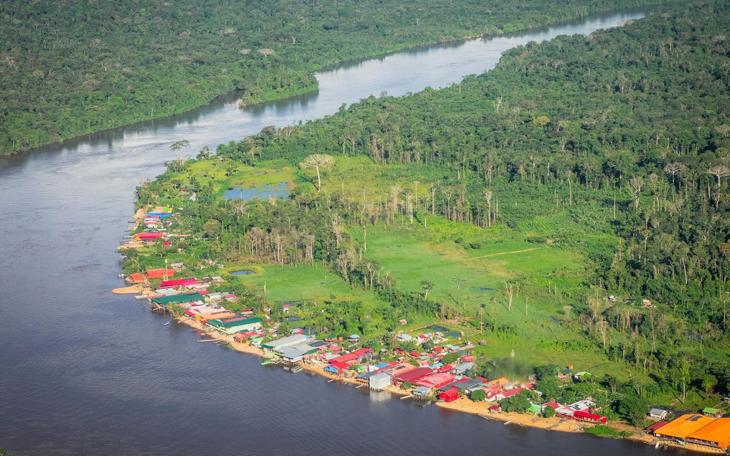 Vue aérienne du fleuve Haut-Maroni entre la Guyane et le Suriname