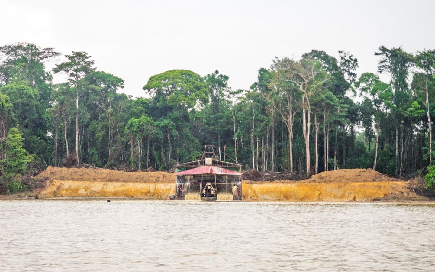 Une barge d'orpaillage sur le fleuve du Haut-Maroni, entre la Guyane et le Suriname.