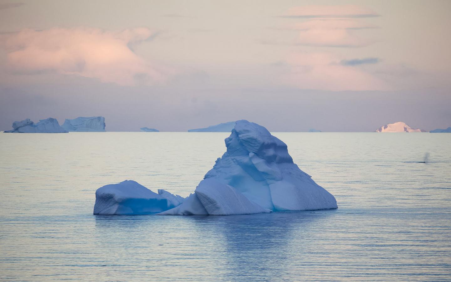 Un bloc de glace est isolé au milieu de l'eau en Antarctique.