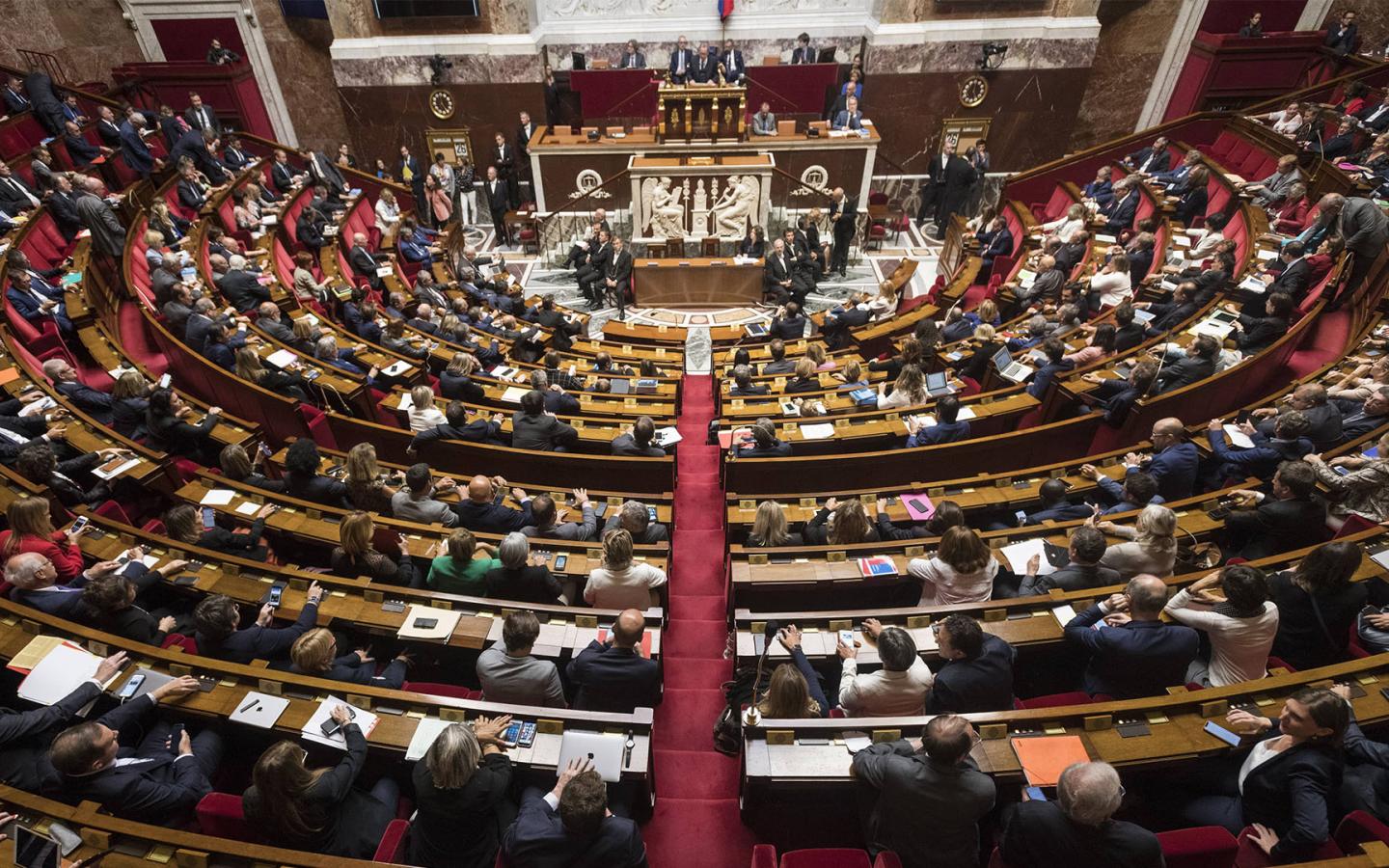 Vue aérienne de l'Hémicycle en pleine séance.