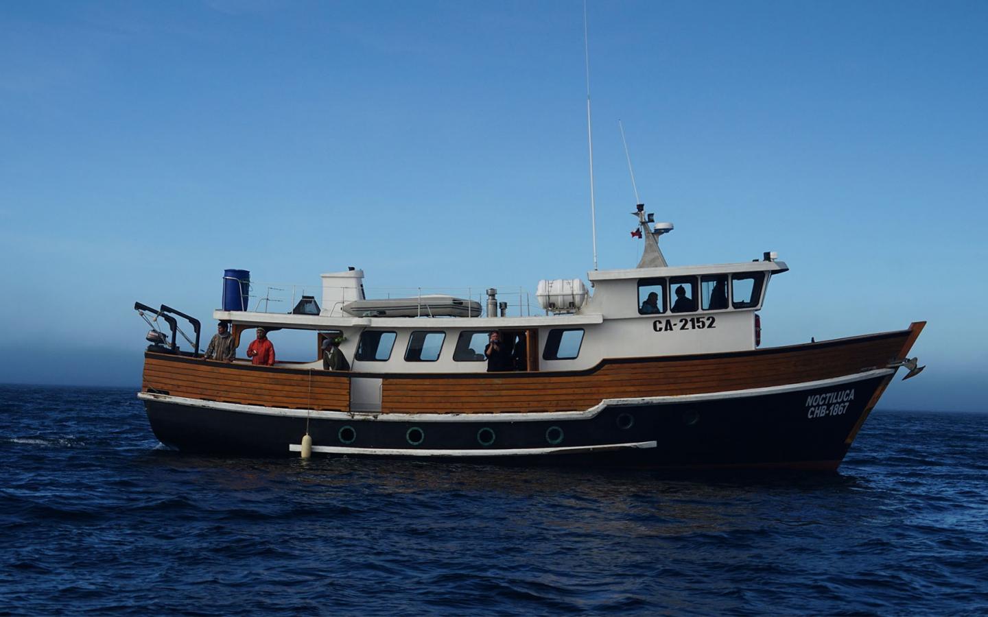 Un bateau de recherche du WWF est au milieu du golfe du Corcovado.